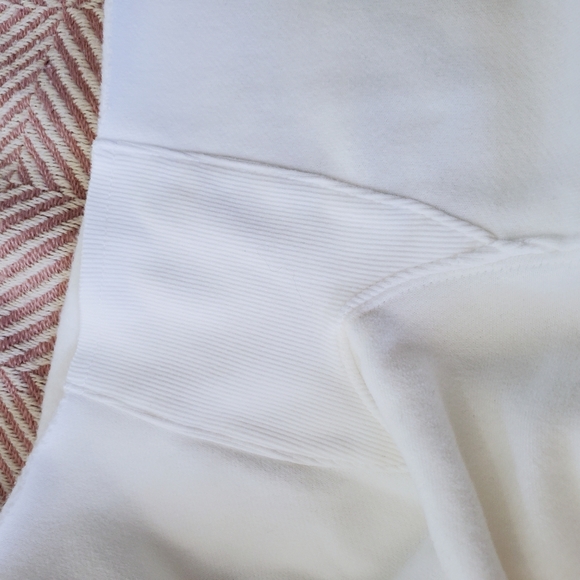 Brand New - Aritzia - TNA Cozy Fleece Boyfriend Cropped Sweatshirt - Picture 8 of 10